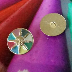 Vorder- und R&uuml;ckseite des 23 mm Messing-&Ouml;senknopfs mit Sonne. Stabile Befestigung f&uuml;r kreative N&auml;hprojekte & Accessoires.