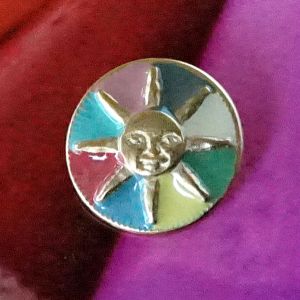 &Ouml;senknopf Sonne in Harlekin-Optik (23 mm). Bunter Messingknopf mit Sonnengesicht im 90s-Celestial-Look f&uuml;r Cosplay & Strickjacken.