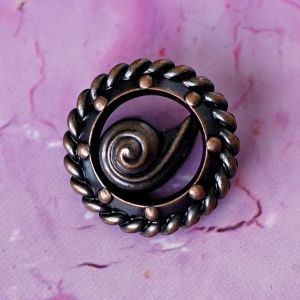 Rustikaler 15mm Ösenknopf in Holz-Optik (Kunststoff) mit markantem Wirbel-Muster und strukturierter Oberfläche. Hellbrauner Deko-Knopf bei Spitzentraum.ch.