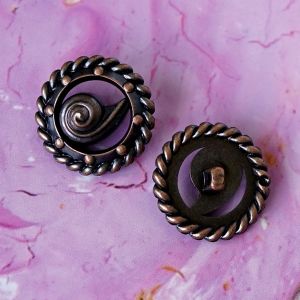 23mm Ösenknöpfe in Holz-Optik. Ansicht des Wirbel-Musters (Vorderseite) und der stabilen Öse (Rückseite). Ideal für Strickjacken & Taschen.