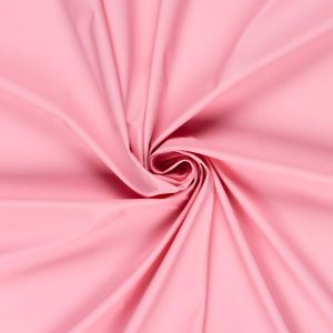 Spiralf&ouml;rmig drapierter Regenjackenstoff in rosa. Mittelschwerer, wasserdichter Outdoorstoff mit PU-Schicht & OEKO-TEX 100 Zertifikat.