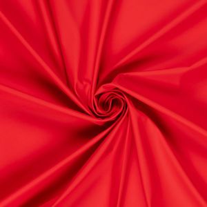 Spiralf&ouml;rmig drapierter Regenjackenstoff in rot. Mittelschwerer, wasserdichter Outdoorstoff mit PU-Schicht & OEKO-TEX 100 Zertifikat.