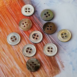 12mm Perlmuttkn&ouml;pfe mit sch&uuml;tzender Kunstharzbeschichtung, irisierende Oberfl&auml;che, 4-Loch, extrem robust, f&uuml;r Blusen und Kinderkleidung.