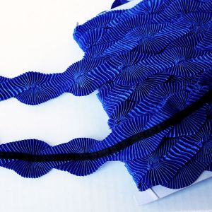 K&ouml;nigsblaues Faltenband (33mm) aus Polyester von vorne und hinten zur Ansicht des aufgen&auml;hten, elastischen schwarzen Gummibandes bei Spitzentraum.ch.
