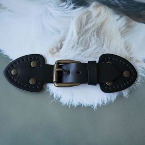 Taschenverschluss aus schwarzem Kunstleder, 14cm lang, mit kupferfarbener Schnalle und Zier&ouml;sen. Dreieckige Endst&uuml;cke mit vorgestanzten L&ouml;chern zum Aufn&auml;hen.