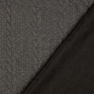 Romanit Strickstoff mit Zopfmuster in der Farbe dunkelgrau melange. Detailaufnahme der Jaquard-Struktur und der glatten Rückseite.