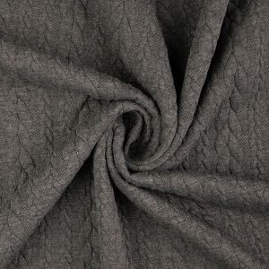 Romanit Strickstoff in der Farbe dunkelgrau melange mit Feinstrick-Struktur. Detailaufnahme des plastischen Zopfmusters.