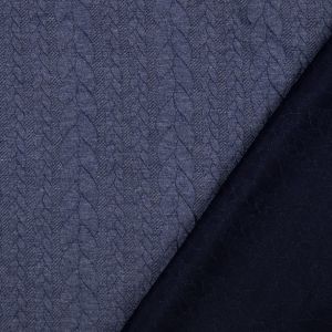 Romanit Strickstoff mit Zopfmuster in der Farbe jeansblau melange. Detailaufnahme der Jaquard-Struktur und der glatten Rückseite.