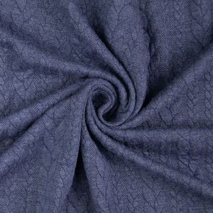 Romanit Strickstoff in der Farbe jeansblau melange mit Feinstrick-Struktur. Detailaufnahme des plastischen Zopfmusters.