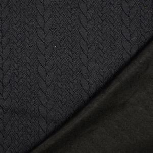 Romanit Strickstoff mit Zopfmuster in der Farbe schwarz. Detailaufnahme der Jaquard-Struktur und der glatten Rückseite.
