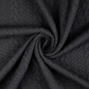 Romanit Strickstoff in der Farbe schwarz mit Feinstrick-Struktur. Detailaufnahme des plastischen Zopfmusters.