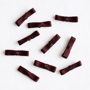 Elegante burgund Satinschleifen (10 Stk., 2cm) aus glänzendem Band. Ideal zum Nähen von Kleidung, Unterwäsche, für Deko & Bastelprojekte.