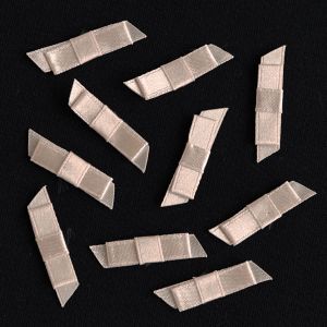 Elegante champagnerfarbige Satinschleifen (10 Stk., 3.5cm) aus glänzendem Band. Ideal zum Nähen von Kleidung, Unterwäsche, für Deko & Bastelprojekte.