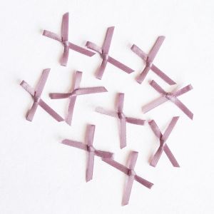 Elegante fliederfarbige Satinschleifen (10 Stk., 2.5cm) aus glänzendem Band. Ideal zum Nähen von Kleidung, Unterwäsche, für Deko & Bastelprojekte.