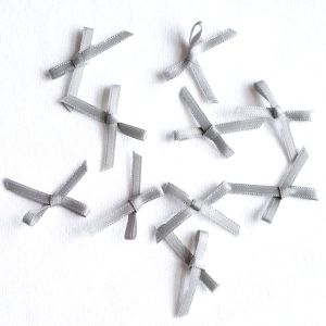 Hellgraue Satinschleifen (10 Stk., 2.5cm) aus glänzendem Band. Ideal zum Nähen von Kleidung, Unterwäsche, für Deko & Bastelprojekte.