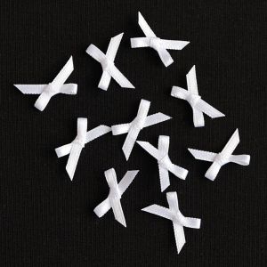 Weisse Satinschleifen (10 Stk., 2cm) aus glänzendem Band. Ideal zum Nähen von Kleidung, Unterwäsche, für Deko & Bastelprojekte.