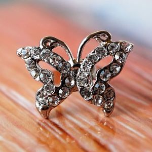 Strass-Schmetterling Zierniete mit Biegestiften in Silber. Einfache Befestigung ganz ohne N&auml;hen. Ideal zum Verzieren von Taschen, Kleidung & Accessoires.