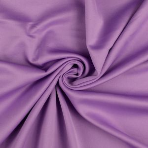 Hochwertiger Scuba Stoff in der Farbe flieder mit weicher Oberfläche und dezentem Glanz. Ideal für Kleidung und kreative Projekte.