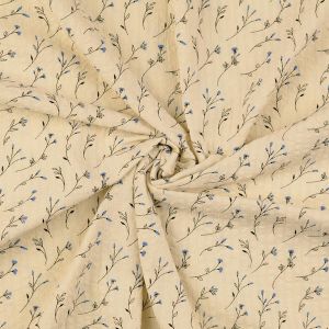 Detailansicht Seersucker Baumwolle Ecru mit blauen Kornblumen. Die typisch geraffte Relief-Struktur des luftigen Sommerstoffes ist deutlich erkennbar.