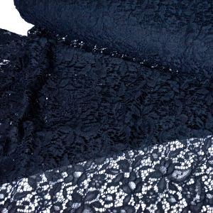 Nahaufnahme der dunkelblauen Spitze aus 100% Polyamid. Sehr dekorativer Spitzenstoff mit plastischer Struktur f&uuml;r elegante Kleidung.