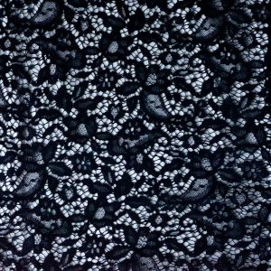 Dunkelblaue semi-elastische Spitze auf der Rolle. Halbtransparenter Spitzenstoff mit ausgepr&auml;gtem Muster f&uuml;r Abendkleider & Blusen.