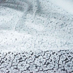 Semi-elastische Spitze in Weiss mit dichtem Blumenmuster. Halbtransparenter Spitzenstoff ideal f&uuml;r zauberhafte Brautkleider, Blusen & R&ouml;cke.