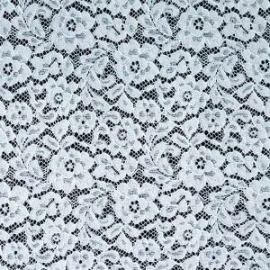 Detaillierte Nahaufnahme der weissen Blumen-Spitze aus 100% Polyamid. Romantischer, leicht elastischer Spitzenstoff f&uuml;r festliche Damenmode.