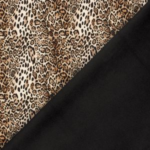 Detailansicht des 3-Lagen Softshells. Wärmendes, schwarzes Anti-Pilling Fleece-Futter. Optimal für Jacken mit hoher Isolation. 305g/m².