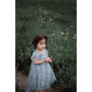 Softtüll mit glänzenden Blumen in jeansblau: Nähbeispiel Kleid