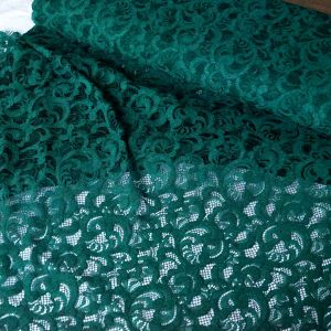 Nahaufnahme der waldgr&uuml;nen Spitze aus 100% Polyamid. Edler Spitzenstoff mit strukturierter Oberfl&auml;che f&uuml;r elegante Damenmode und Festkleidung.