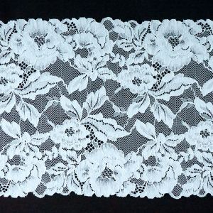 Breite elastische Spitze in sehr hellem Blau (21.5 cm) mit floralem Blumenmuster und geschwungenen Bogenkanten auf schwarzem Grund gezeigt bei Spitzentraum.ch.