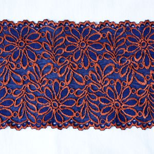 Ein 16cm breites, l&auml;ngselastisches Spitzenband in Marineblau mit einem floralen Blumenmuster in Terra und beidseitigen Bogenkanten bei Spitzentraum.ch.