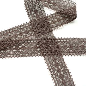 Filigrane, 4 cm breite Spitze in Taube. Semi-elastisch, stark transparent, mit zwei geraden Schmuckkanten – ideal für Deko und feine Akzente.