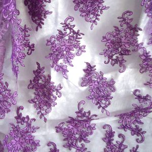 Spitze - Tüllstickerei Stoff in lila