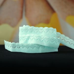 Spitzengummi in mint, 14 mm breit, mit glatter und Spitzenkante – weich, elastisch und stabil. Lieferung als 5-Meter-Rolle.