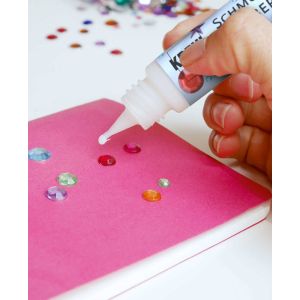 Pr&auml;zises Auftragen von KREUL Schmucksteinkleber auf Papier zum Aufkleben von bunten Strasssteinen und Perlen. Kleber f&uuml;r Bastelarbeiten.