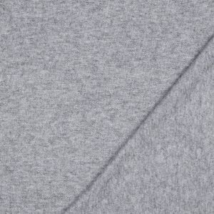 Naheinstellung des weichen elastischen Strickstoffs in grau melange mit schr&auml;gem Faltenwurf.