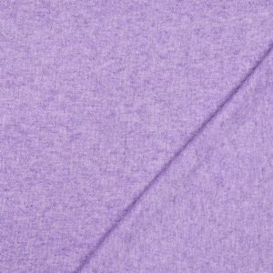 Naheinstellung des weichen elastischen Strickstoffs in violett melange mit schr&auml;gem Faltenwurf.