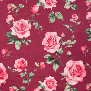 Kuschliger Sweatstoff in Dunkelrot mit weichem Rosen-Digitaldruck in Rosa und Gr&uuml;n als Meterware online bestellen auf Spitzentraum.ch.