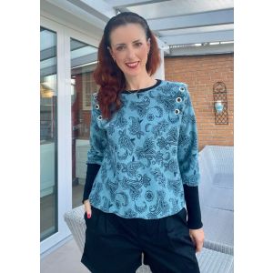 Tragebeispiel f&uuml;r den jeansblauen Paisley-Sweatstoff verarbeitet als eleganter Damenpullover.