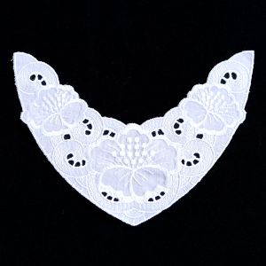 Weisse Dekolleté-Applikation aus Baumwollbatist mit filigraner Stickerei, perfekt für die Verzierung von Trachten und Kleidern