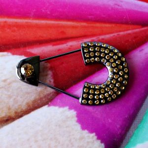 Dekorative Tuchnadel und Kiltnadel (5cm) aus dunklem Metall mit funkelnden goldfarbigen Strasssteinen als Verschluss f&uuml;r Schals und R&ouml;cke bei Spitzentraum.ch.