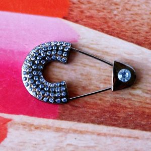 Dekorative Tuchnadel und Kiltnadel (5cm) aus dunklem Metall mit funkelnden hellblauen Strasssteinen als Verschluss f&uuml;r Schals und R&ouml;cke bei Spitzentraum.ch.