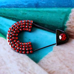 Dekorative Tuchnadel und Kiltnadel (5cm) aus dunklem Metall mit funkelnden roten Strasssteinen als Verschluss f&uuml;r Schals und R&ouml;cke bei Spitzentraum.ch.