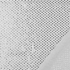 Rückseite des silberfarbigen Pailletten-Tülls. Zeigt die Lurex-Fäden und die halbtransparente Netzstruktur. Beweis für die gute Qualität.