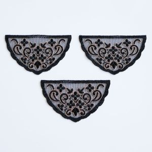 Halbrunde Tüllstickerei-Spitze in Schwarz-Rose-Beige, 9x6cm gross, auf weissem Hintergrund. Filigranes, nicht elastisches Muster auf transparentem Mesh. Perfekt für Kleider.