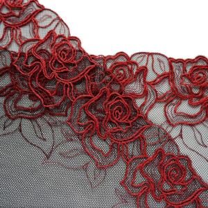 Spitzenband mit roter Stickerei auf schwarzem Tüll, 27 cm breit. Eine bestickte, beidseitig nutzbare Kante – perfekt für BHs & kreative Projekte.