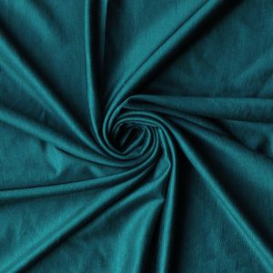Nahaufnahme eines petrolgrünen Viskose Modal Jersey Stoffes. Die weiche, fliessende Textur und der dezente Glanz sind gut erkennbar. Der Stoff ist uni und zeigt seine bielastische Beschaffenheit. Ideal für komfortable Kleidung.