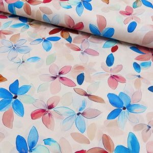 Nahaufnahme von hellbeigem Viskose Stoff mit lebhaften, bunten Blumen in Blau, Rosa, Lachs, Rot und Türkis. Zeigt den weichen Fall und das Digitaldruckmuster.