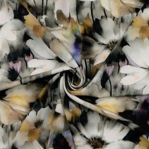 Nahaufnahme von fließendem Viskose Modal Stoff mit weissen Margeriten auf grau-beigem Hintergrund. Zeigt elegantes Blumenmuster und feine Struktur.
